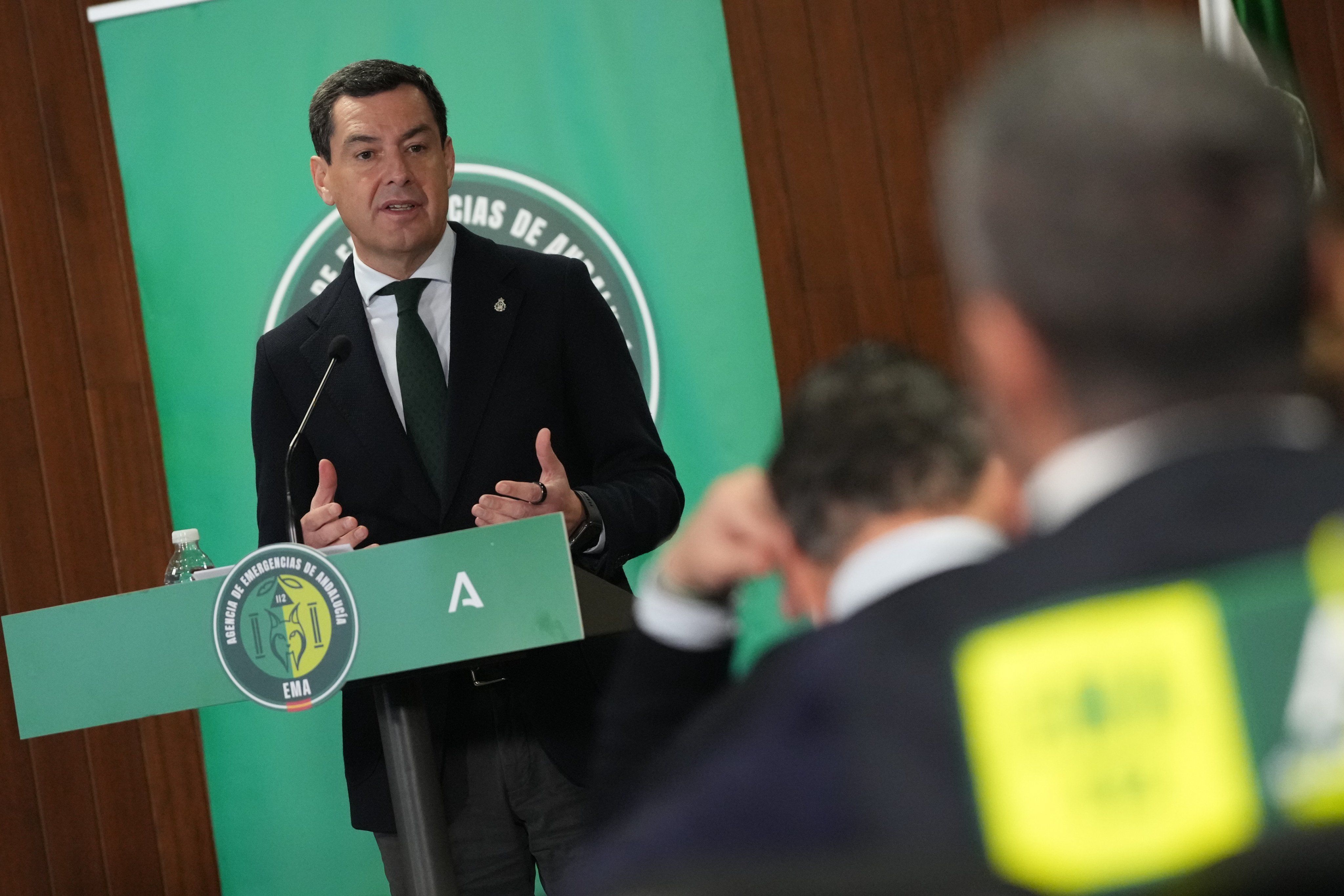 El presidente de la Junta de Andalucía, Juanma Moreno, en la rueda de prensa de este martes.