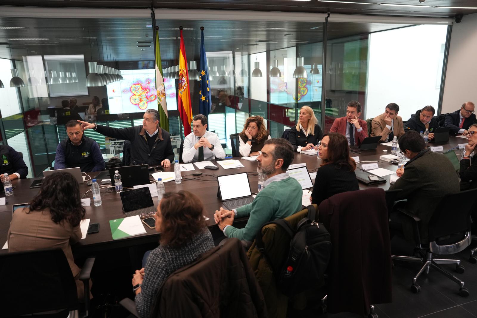 El presidente Juanma Moreno, con el Gobierno andaluz, en la reunión del comité del Plan de Emergencias.