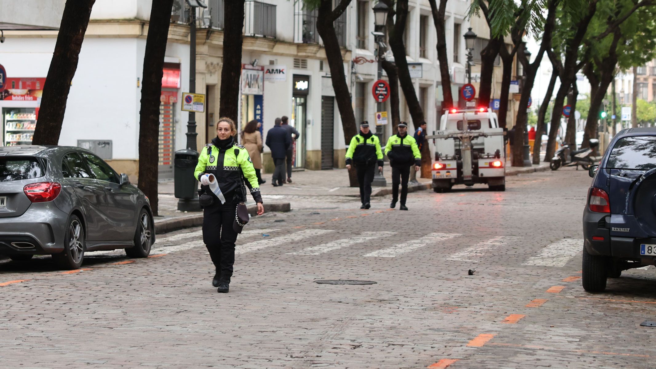 La Policía Local, en calle Porvera, en la tarde de este martes.