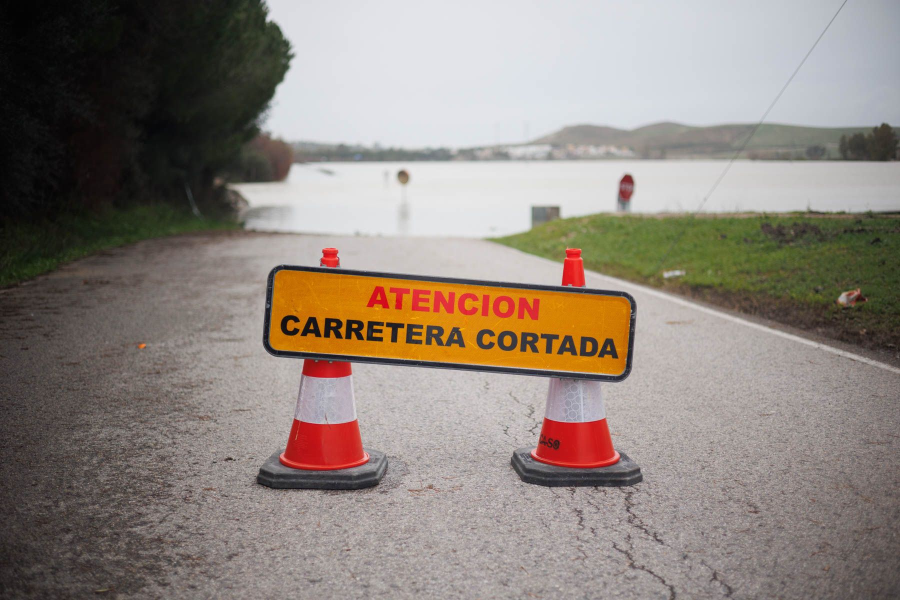 Una carretera cortada. Vecinos de un total de 47 municipios han sido avisados por móvil del temporal que se avecina.