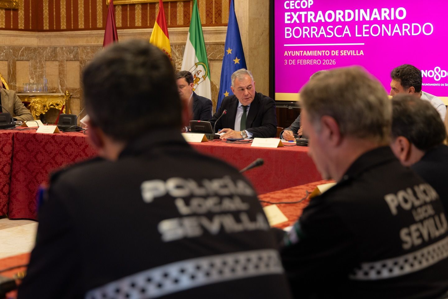 El alcalde de Sevilla, José Luis Sanz, presidiendo en la tarde-noche de este pasado martes un Cecop extraordinario en el Ayuntamiento.