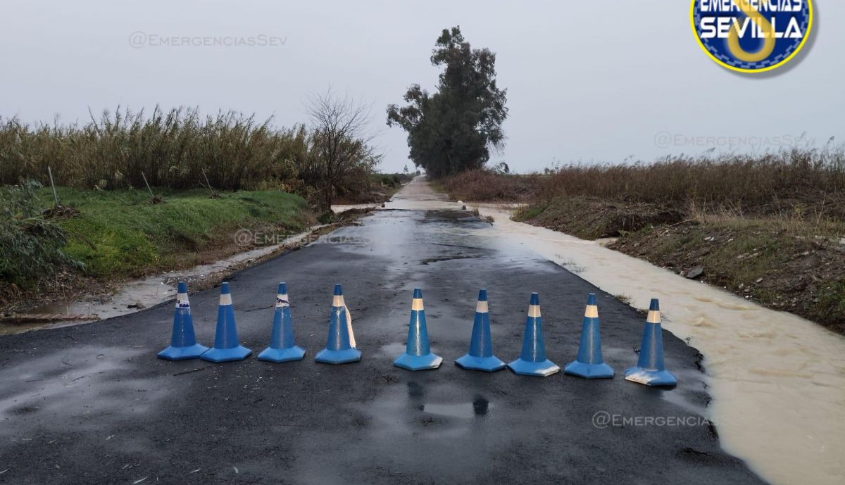 Carretera cortada en Sevilla por la subida del arroyo Miraflores.