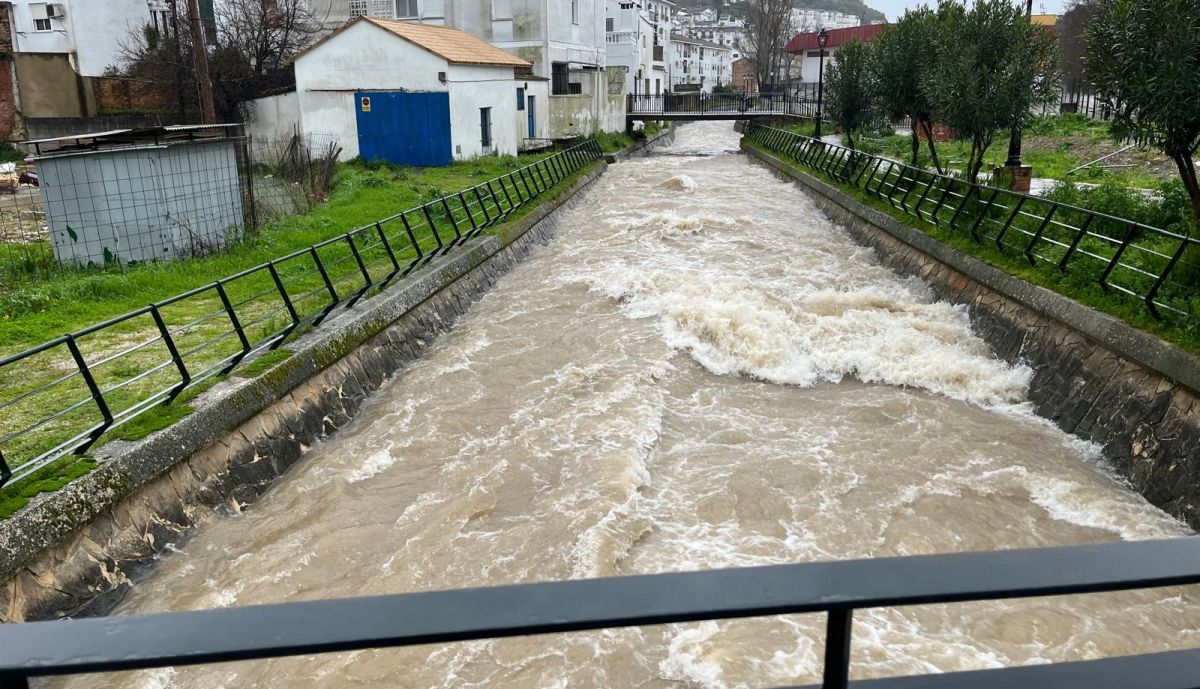 El río Ubrique, bajando con fuerza con su caudal a punto de desbordarse.