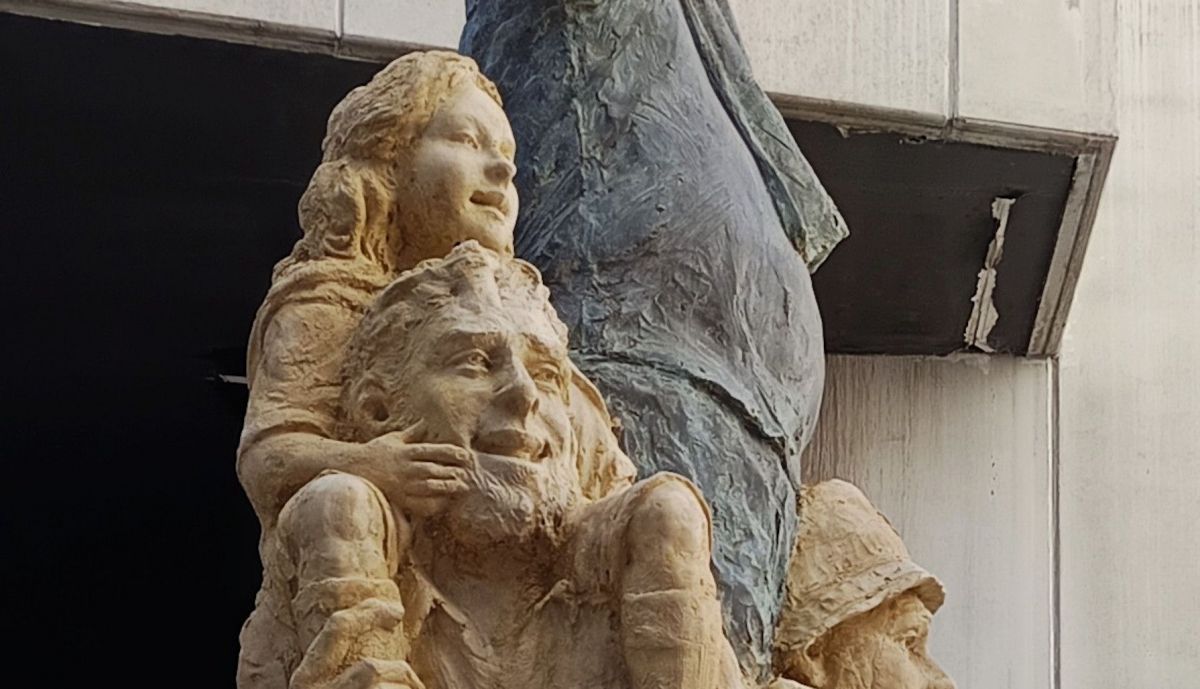 Monumento a la afición del Cádiz, detalle vista lateral derecha, abajo
