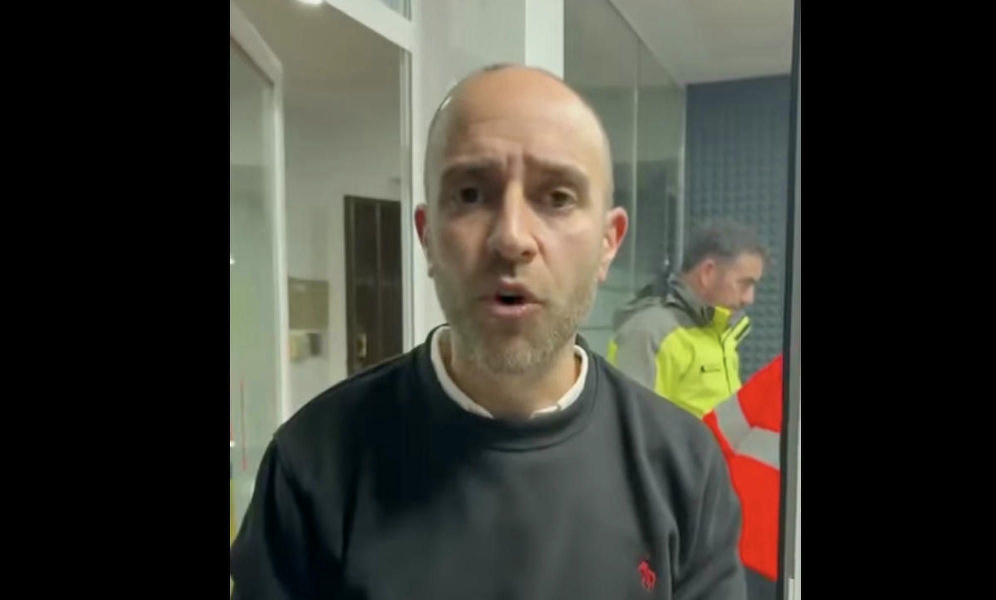 El alcalde de Grazalema, Carlos Javier García, informando sobre la situación de la presa.