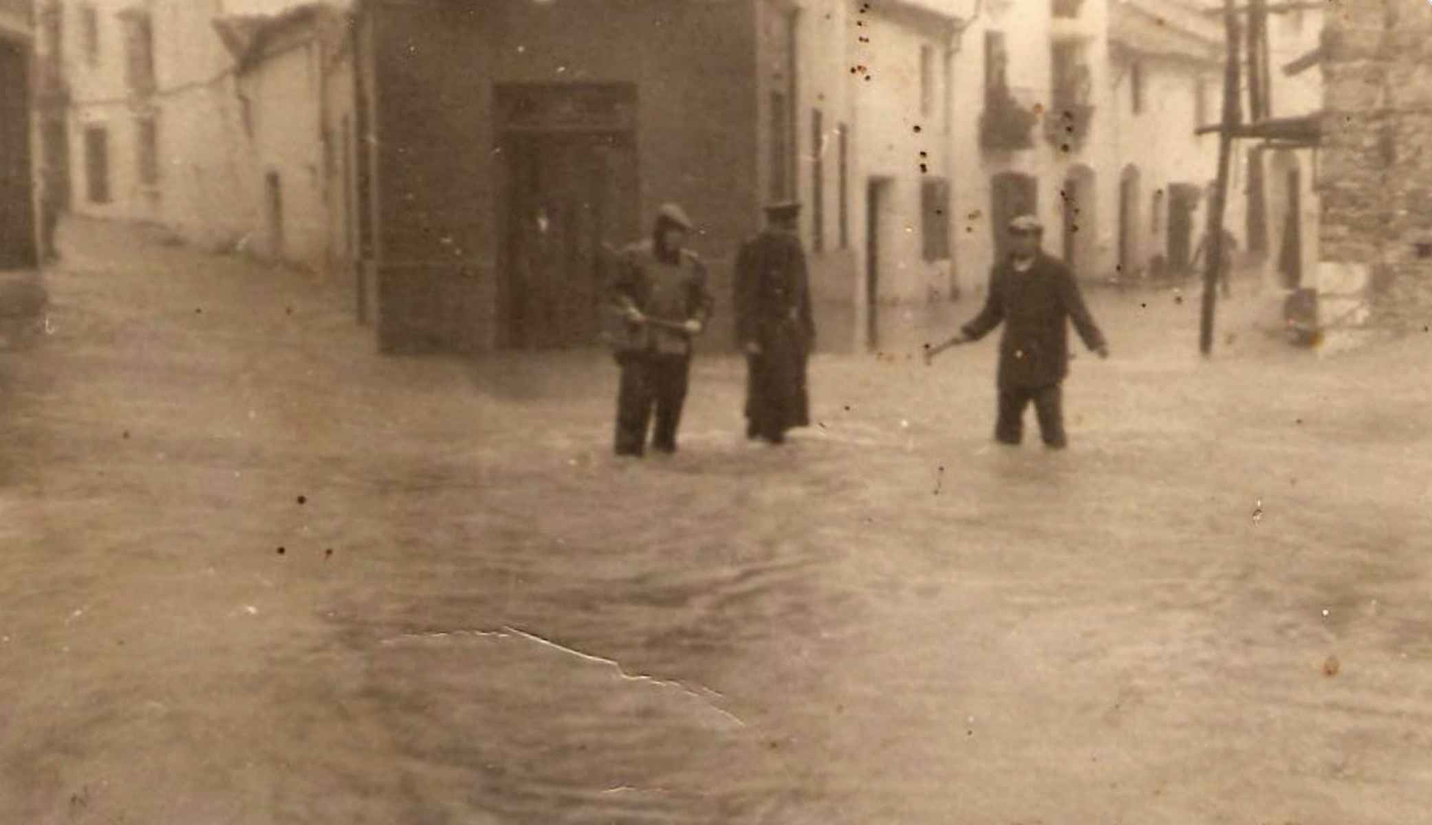 Una imagen de Grazalema inundada en 1963.