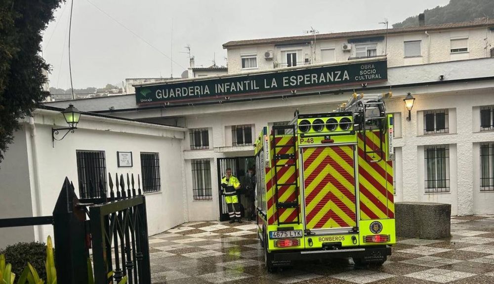 Los bomberos, delante de la guardería La Esperanza de Ubrique.