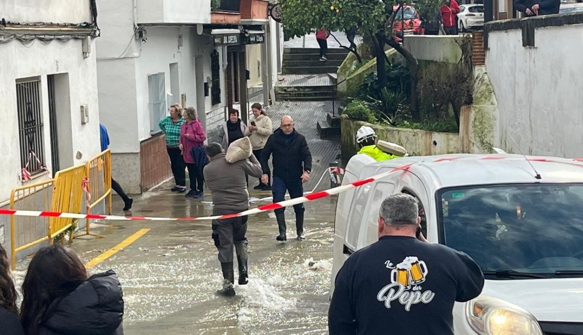 Vecinos cargando sacos para construir un dique contra el agua.