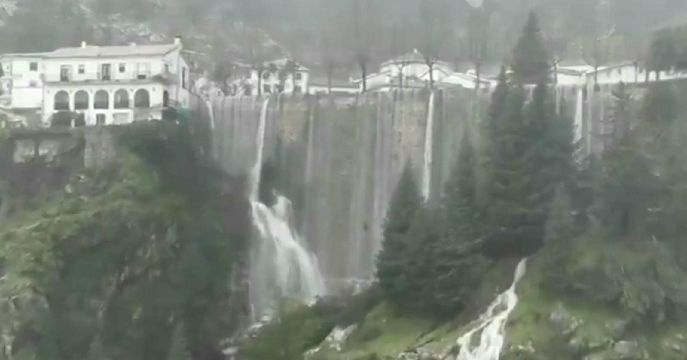 Agua desbordando por el mirador de Grazalema, en una imagen aérea de la Guardia Civil.