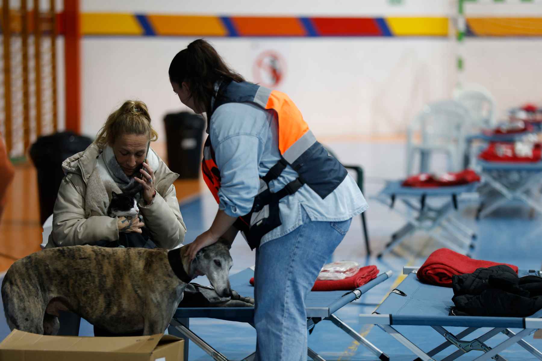 Una vecina de Grazalema, junto a su galgo, en Ronda