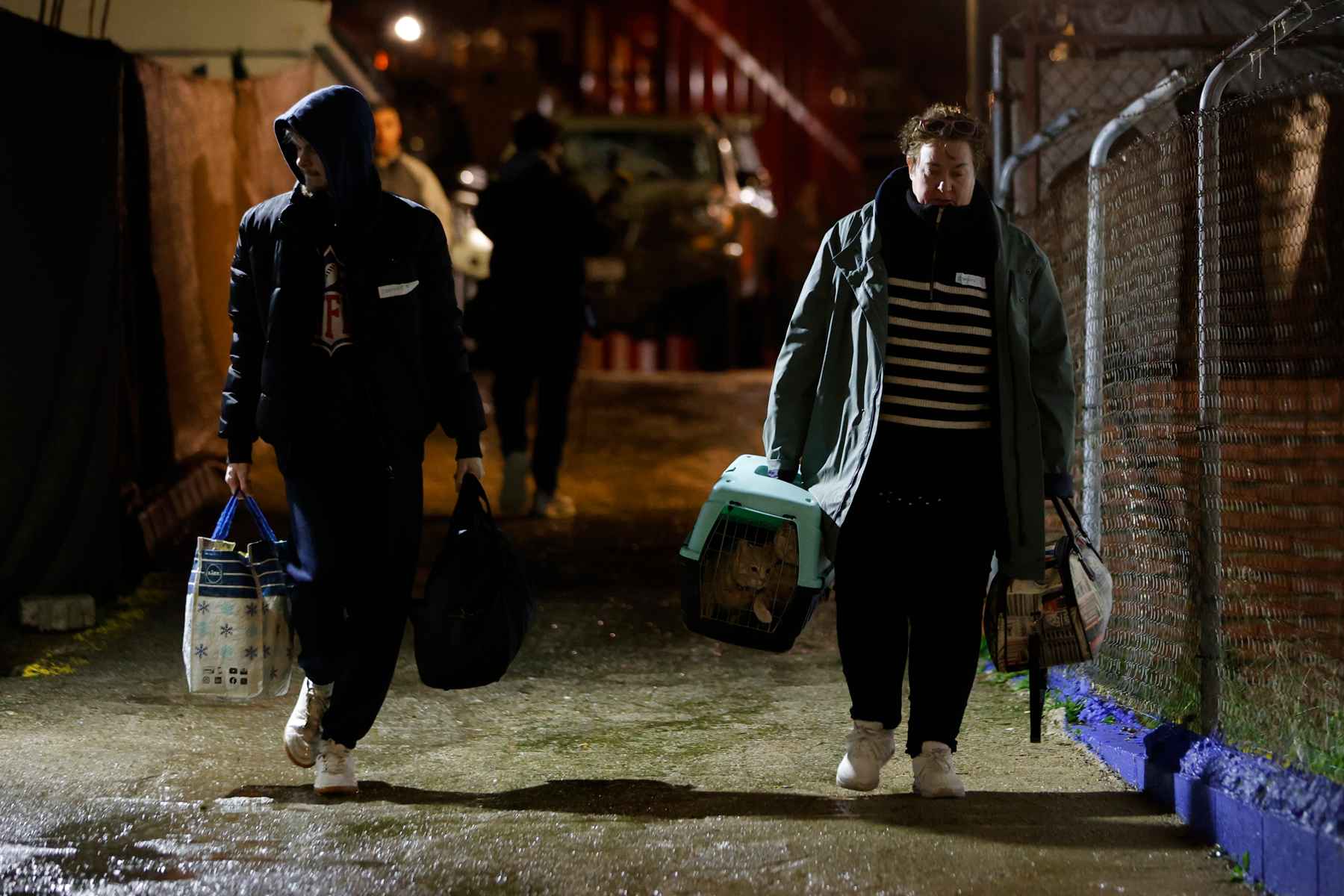 Vecinos desalojados de Grazalema, llegando al polideportivo de El Fuerte de Ronda.   FOTO: EFE/JORGE ZAPATA
