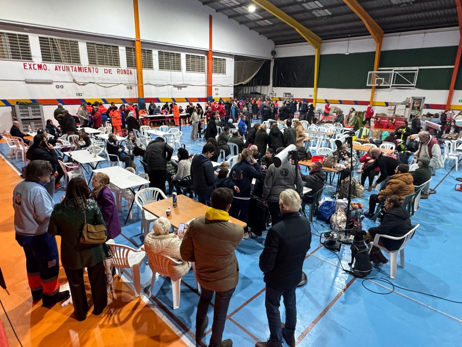 Vista general del pabellón deportivo de Ronda donde han quedado realojados decenas de vecinos y vecinas de Grazalema, a última hora de este pasado jueves.