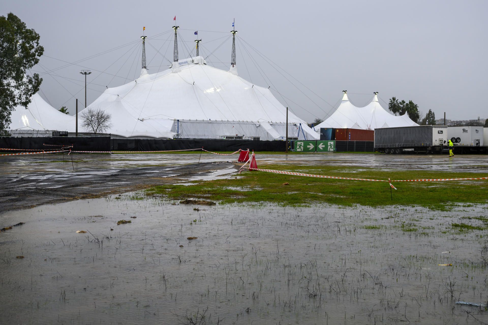 El Circo del Sol que se encuentra en el sevillano Charco de la Pava, a escasos metros del cauce del Guadalquivir y en el exterior del muro de contención, este sábado durante el paso de la borrasca 'Marta' en Andalucía