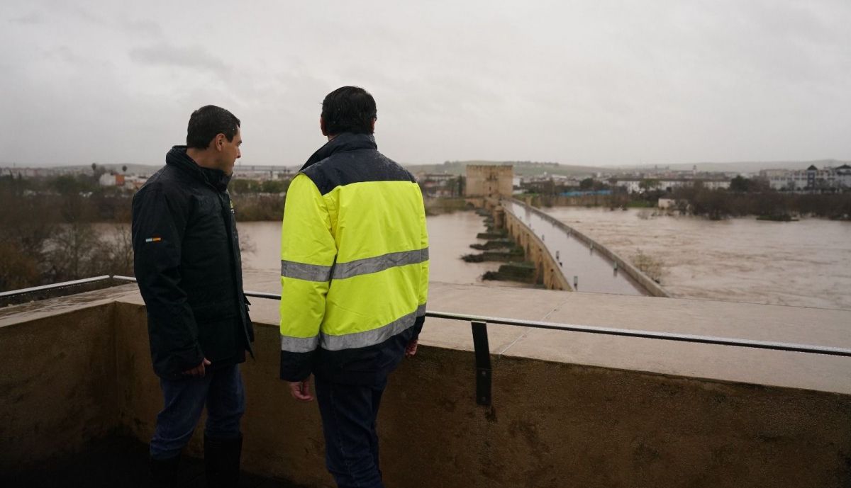 Juanma Moreno, junto al alcalde José María Bellido, en su visita a las zonas afectadas de Córdoba 
