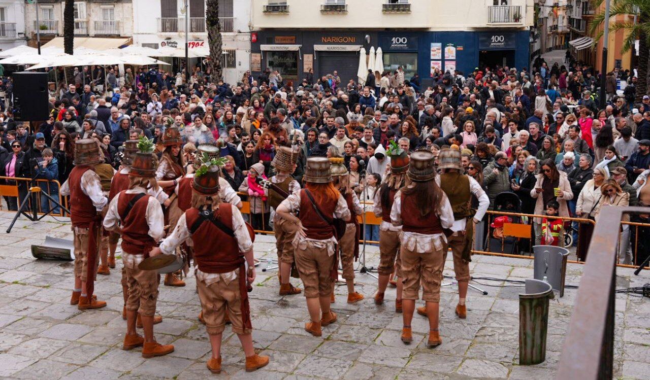 La Peña Carnavalesca La Tertulia de Doña Frasquita actuando en plena Catedral de Cádiz