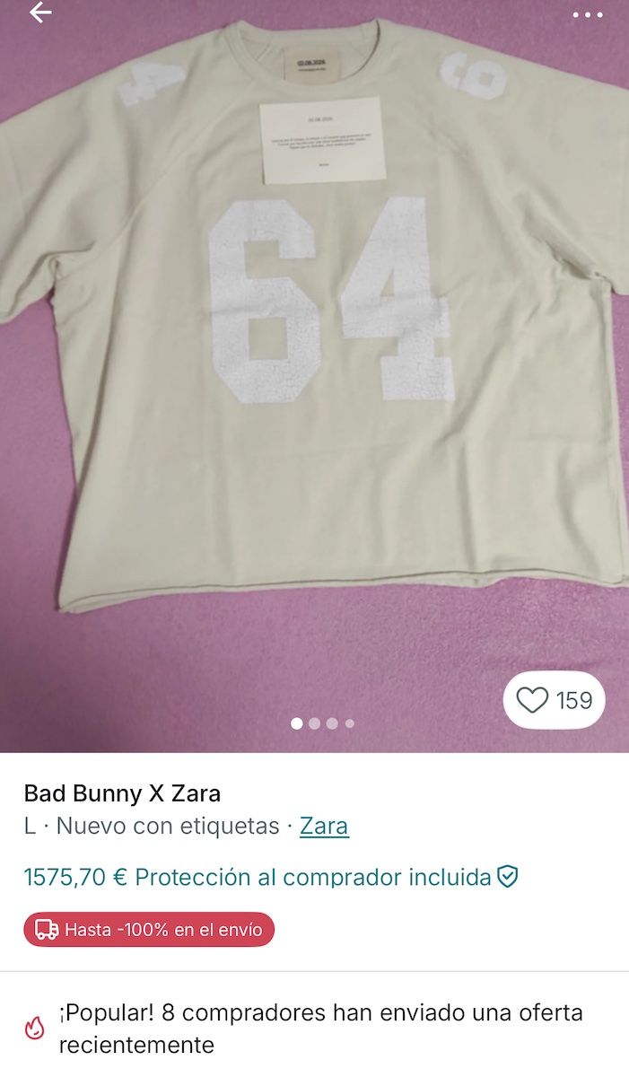 Las camisetas que Bad Bunny regaló a los empleados de Arteixo, a la venta en Vinted por más de 1.500 euros.