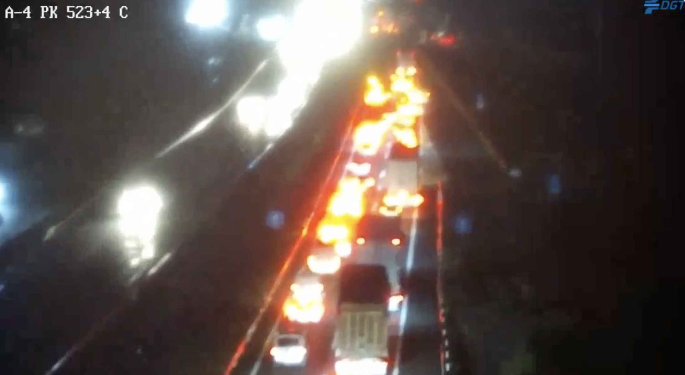 Imagen de las retenciones en una cámara de tráfico de la DGT. Imagen de las retenciones en una cámara de tráfico de la DGT.