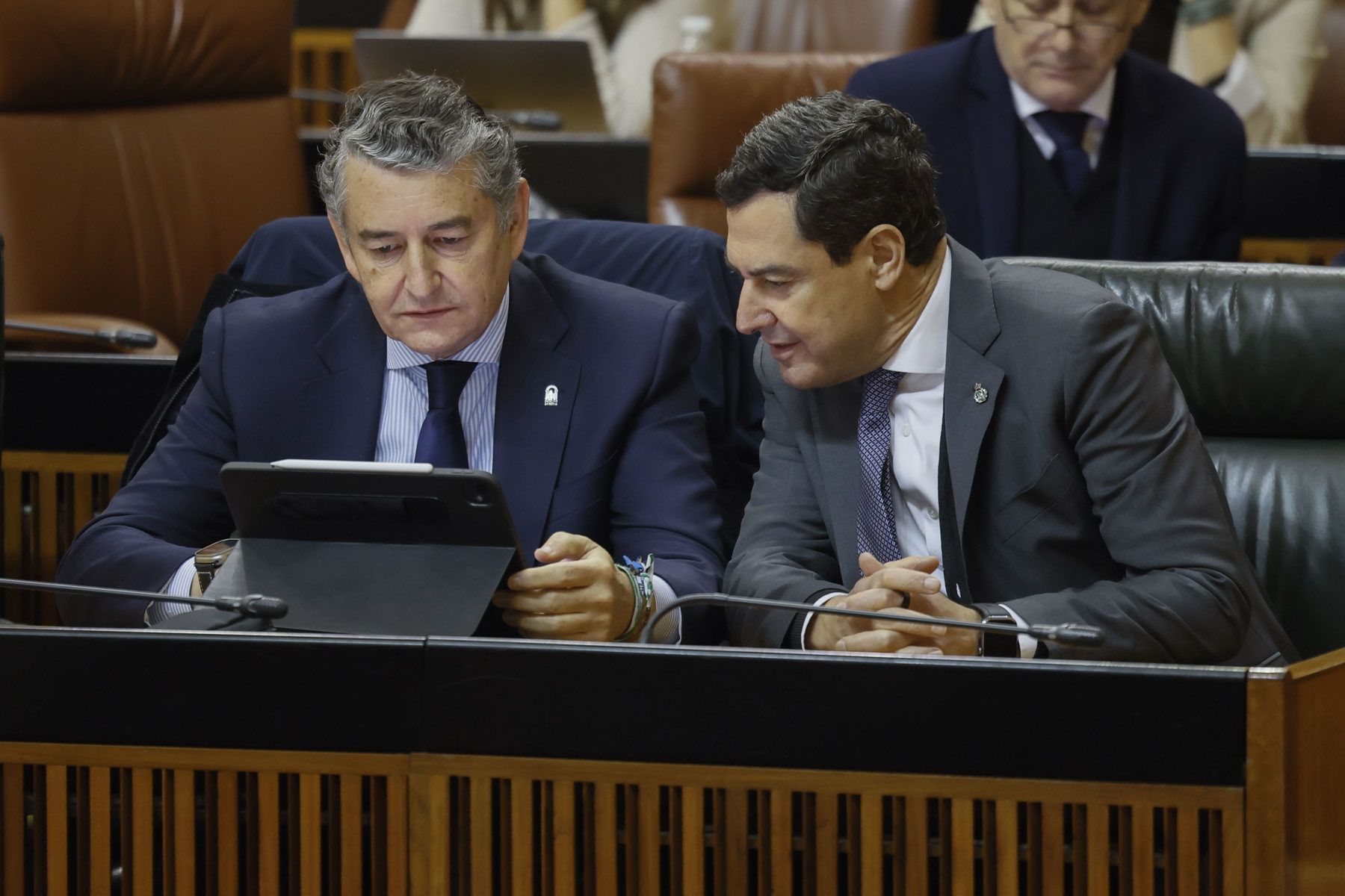 Juanma Moreno, junto a Antonio Sanz.