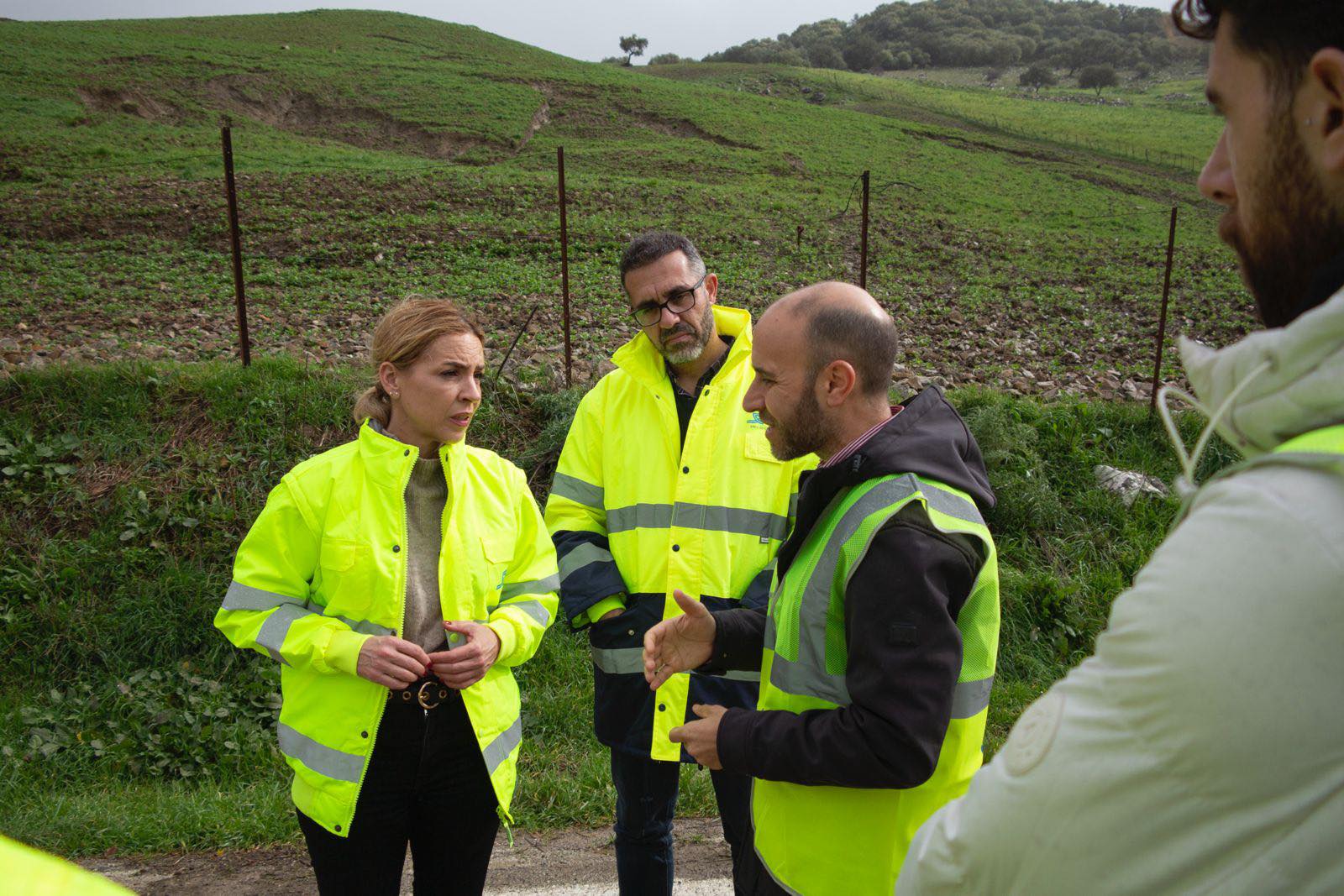 Carlos García, alcalde de Grazalema, supervisando los trabajos.