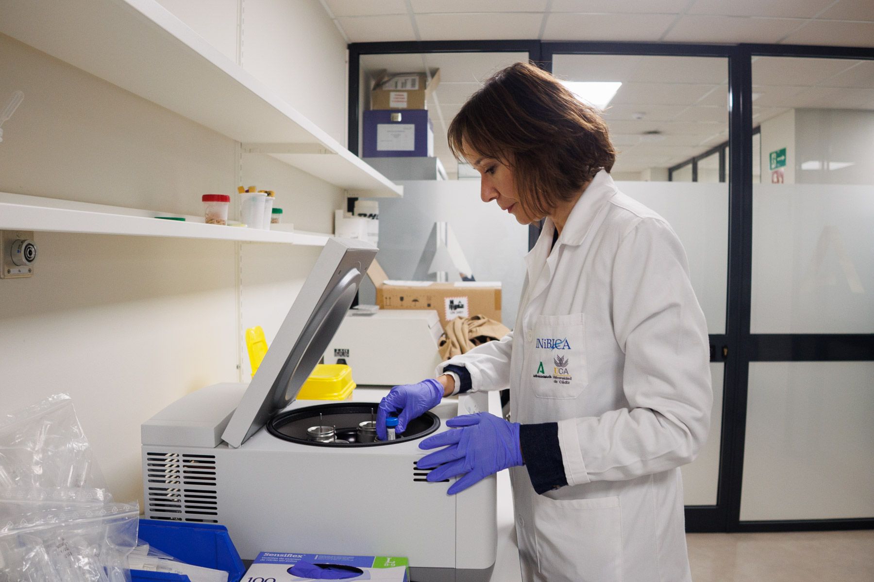 Una investigadora trabajando en el laboratorio de la Universidad de Cádiz.