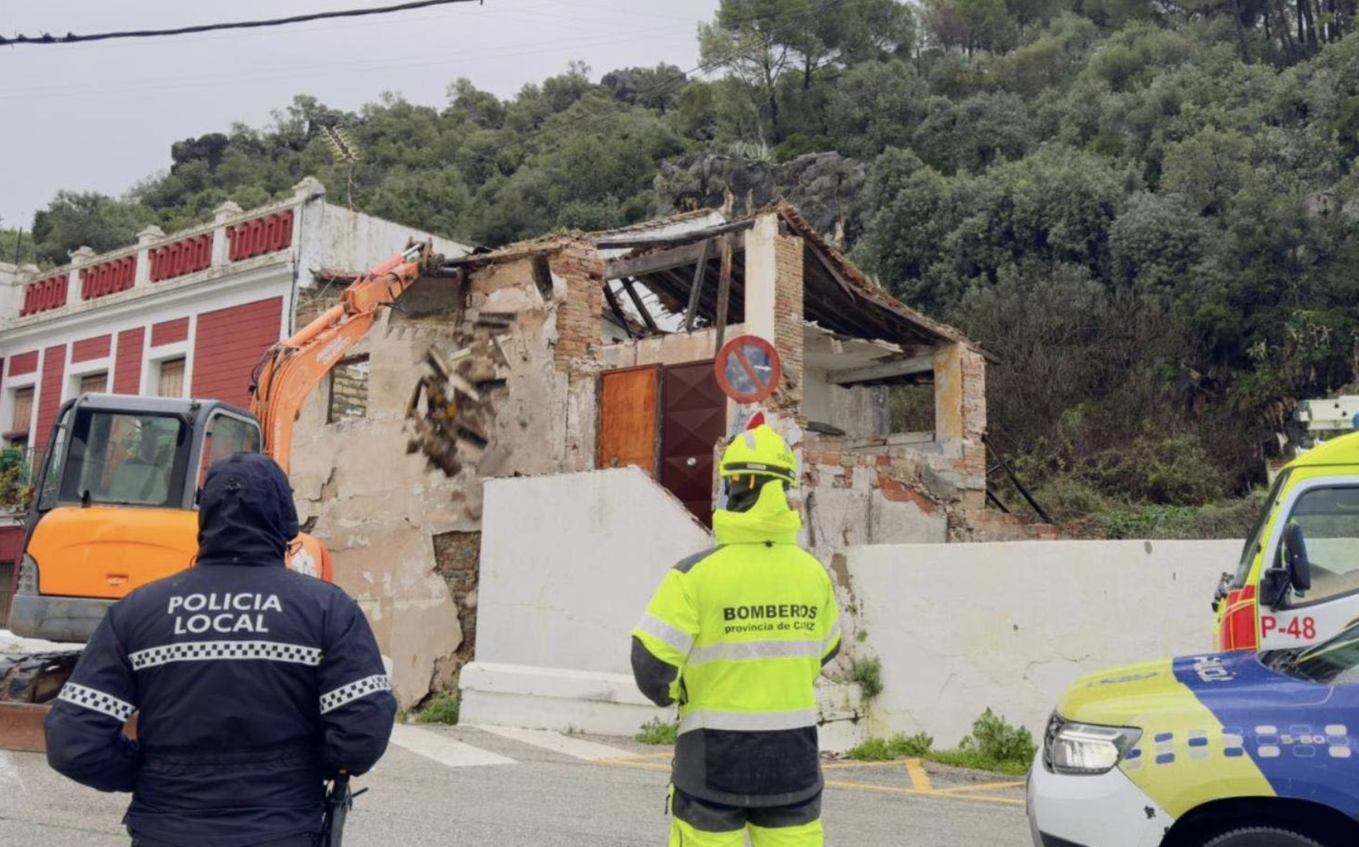 Bomberos actuando en una casa en riesgo de derrumbe.