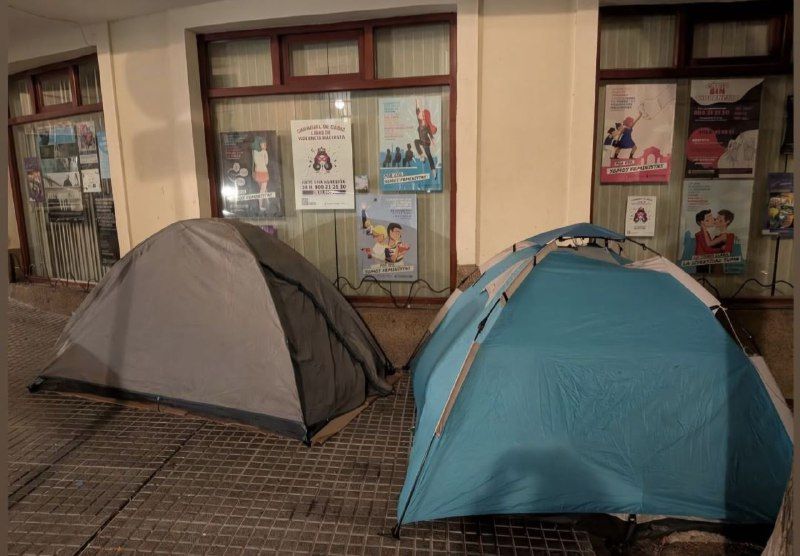 La imagen de dos tiendas de campaña compartida por Jesús Bienvenido. La imagen de dos tiendas de campaña compartida por Jesús Bienvenido.