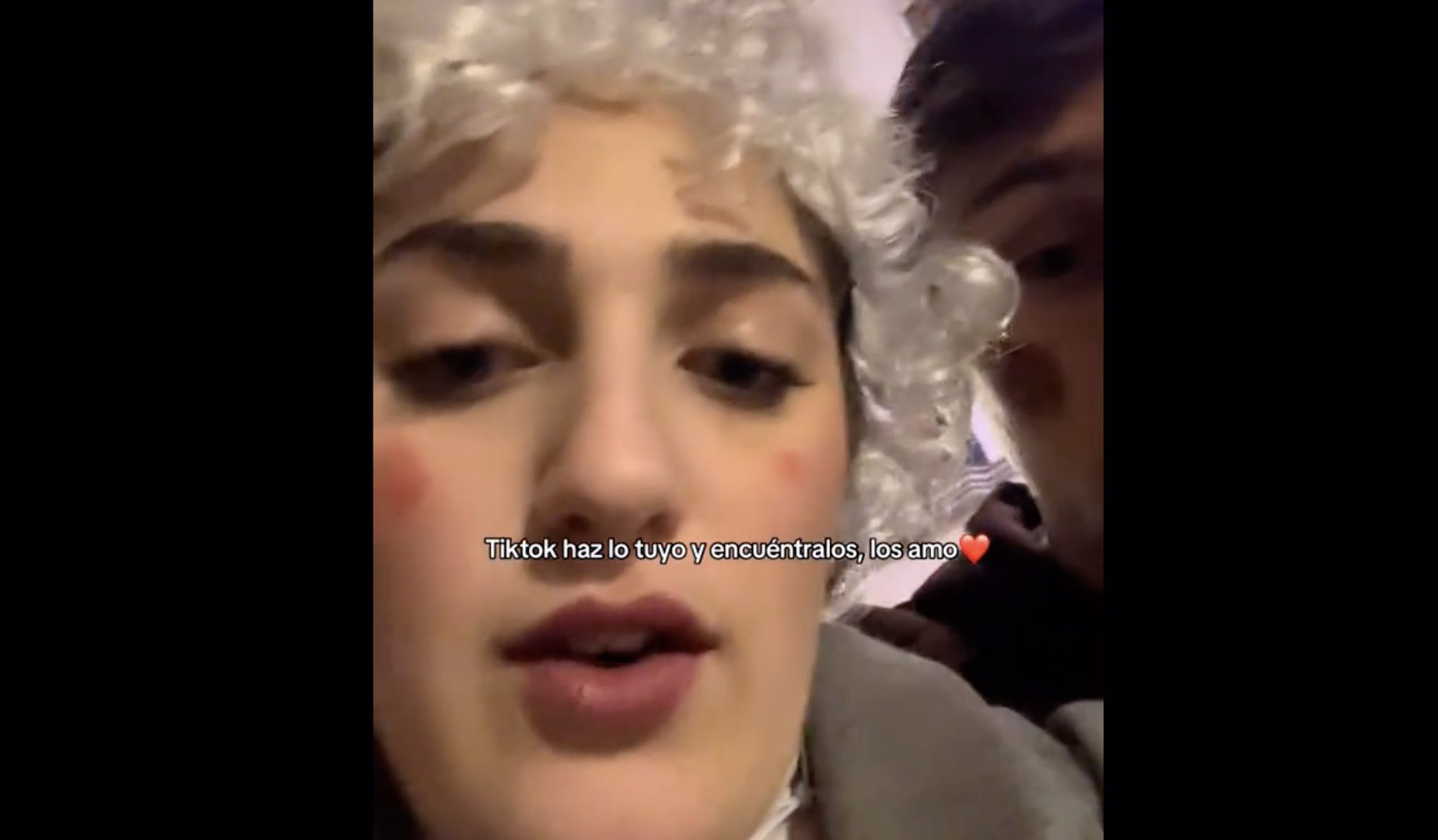 Los jóvenes que encontraron el móvil de Begoña en el Carnaval de Cádiz. Los jóvenes que encontraron el móvil de Begoña en el Carnaval de Cádiz.