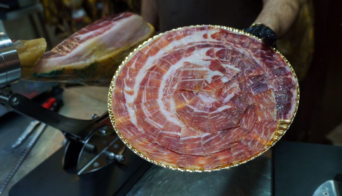 Presentación del plato de jamón recién cortado.