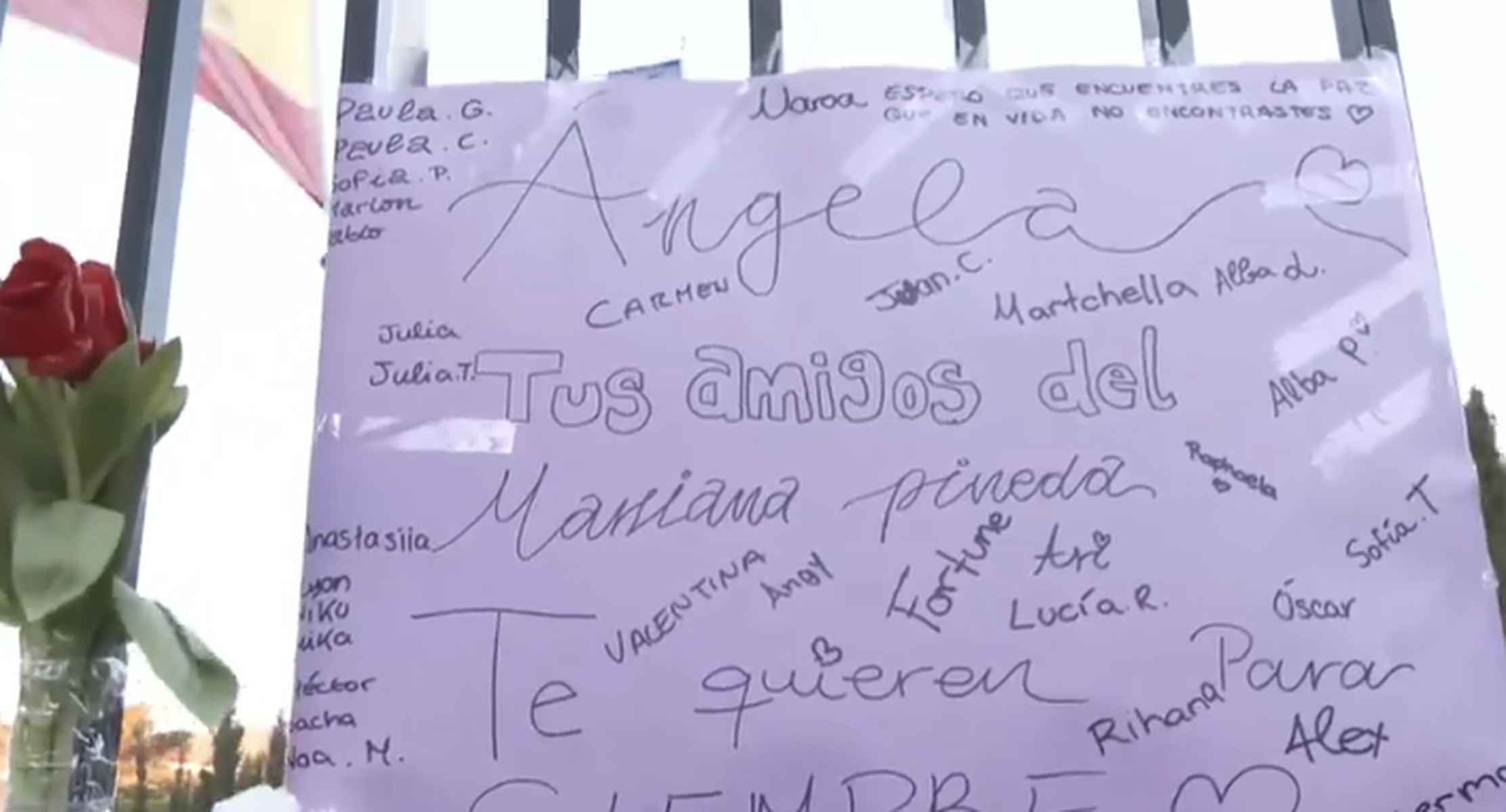 Cartel colocado a las puertas del IES Benalmádena, instituto en el que estudiaba Ángela.