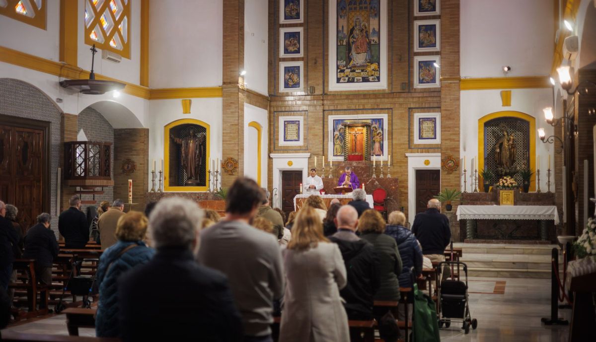 Imposición de la ceniza en la iglesia de Santa Ana. 