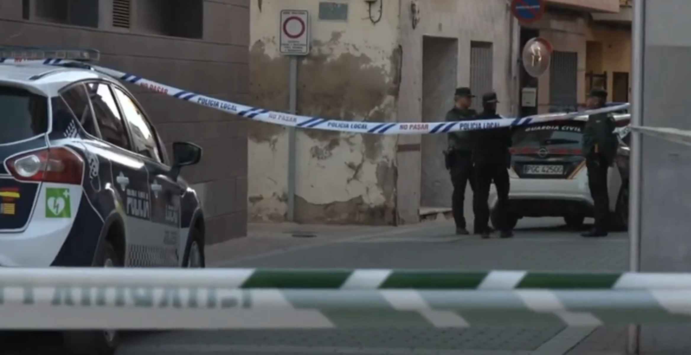 Agentes de la Guardia Civil, a las puertas de la vivienda donde tuvo lugar el doble crimen.