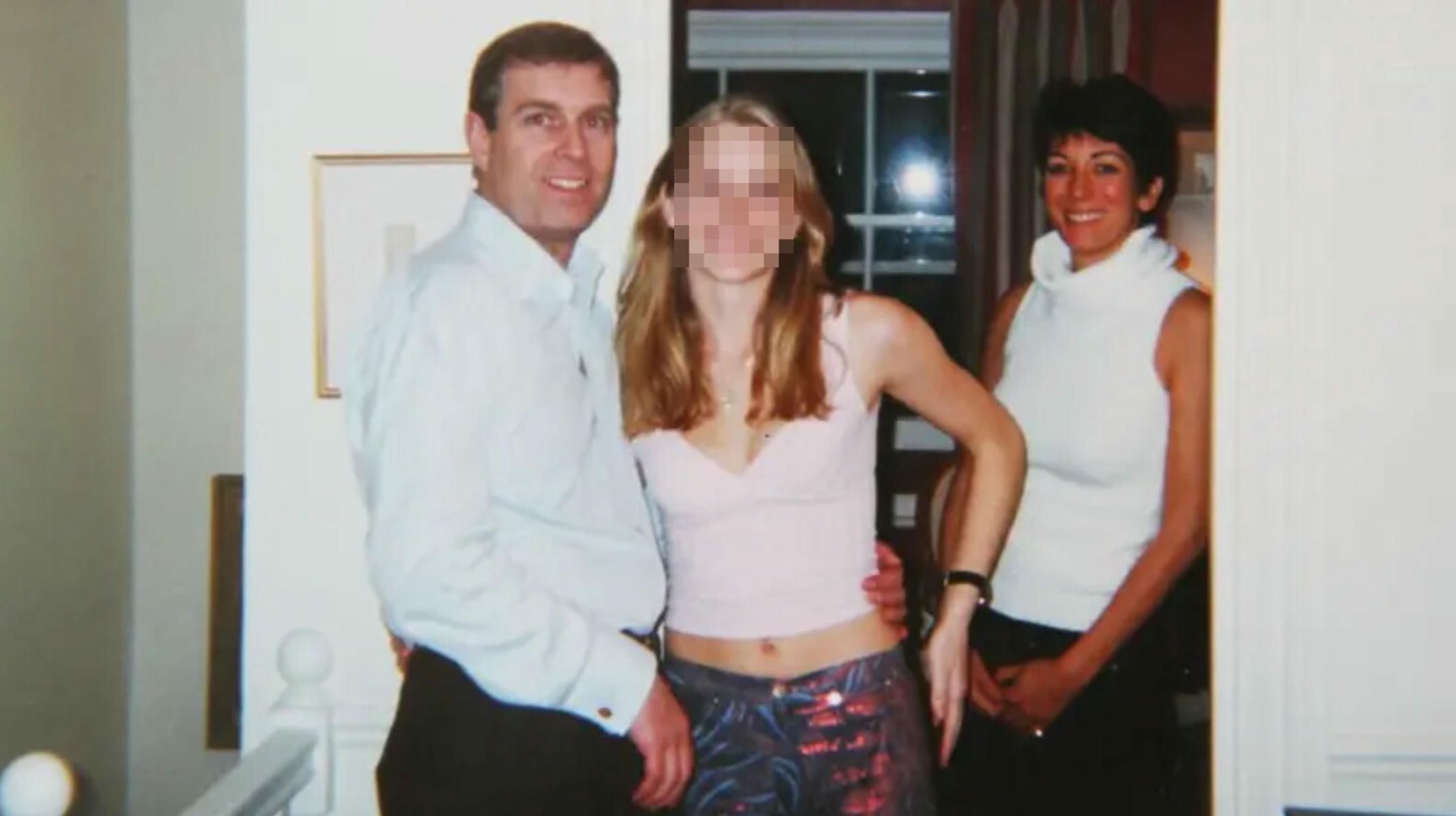 El príncipe Andrés, en una imagen con una chica en 2001 que denunció ser víctima de la trama de Epstein.