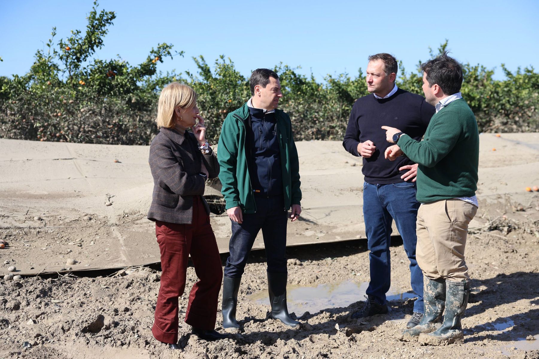 Juanma Moreno, en un campo en Jerez tras las borrascas.