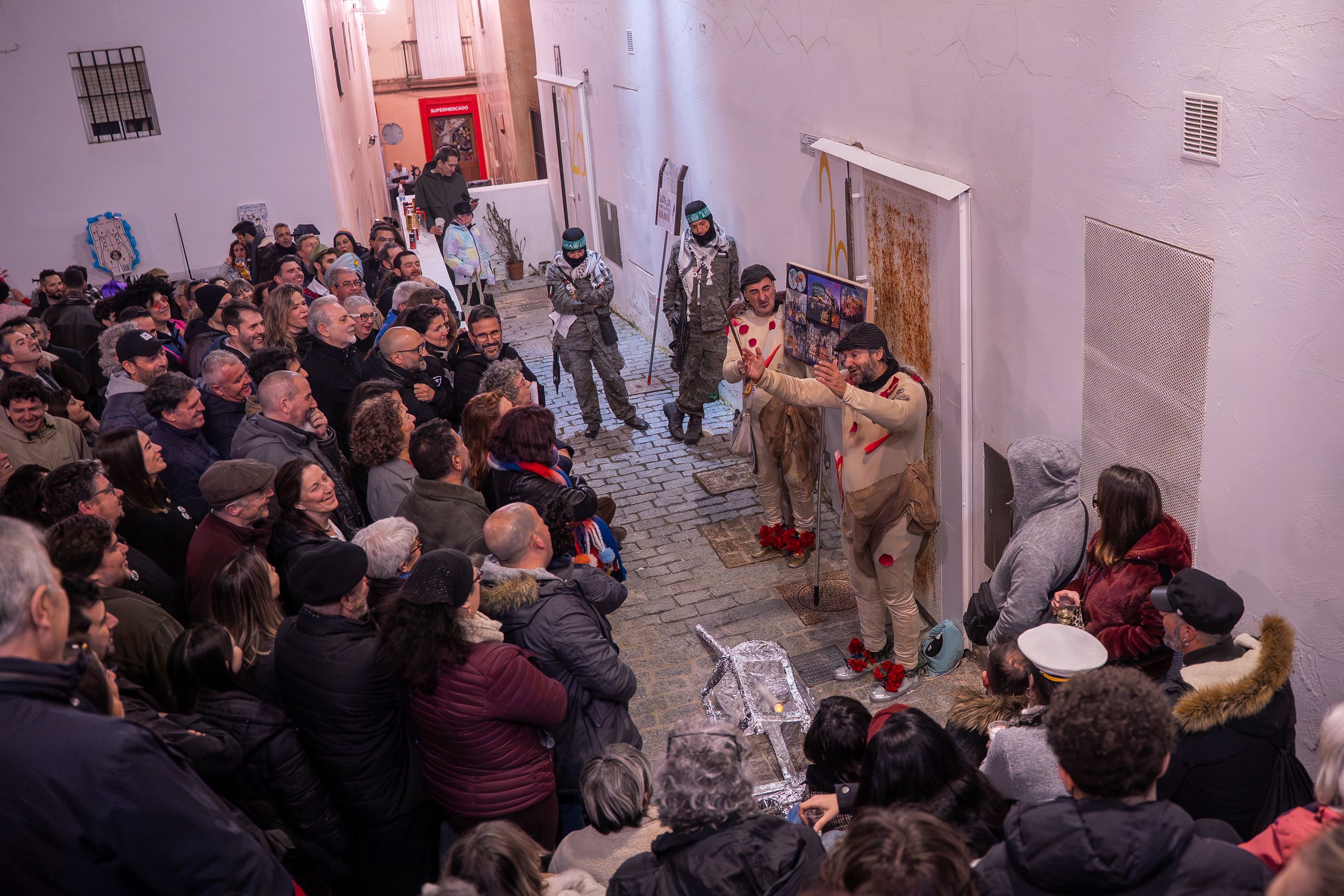 El cuarto premio de este año 'Los abrazafarolas' de Kiko y Txapela, en el barrio de Santa María mientras otro espera para actuar.