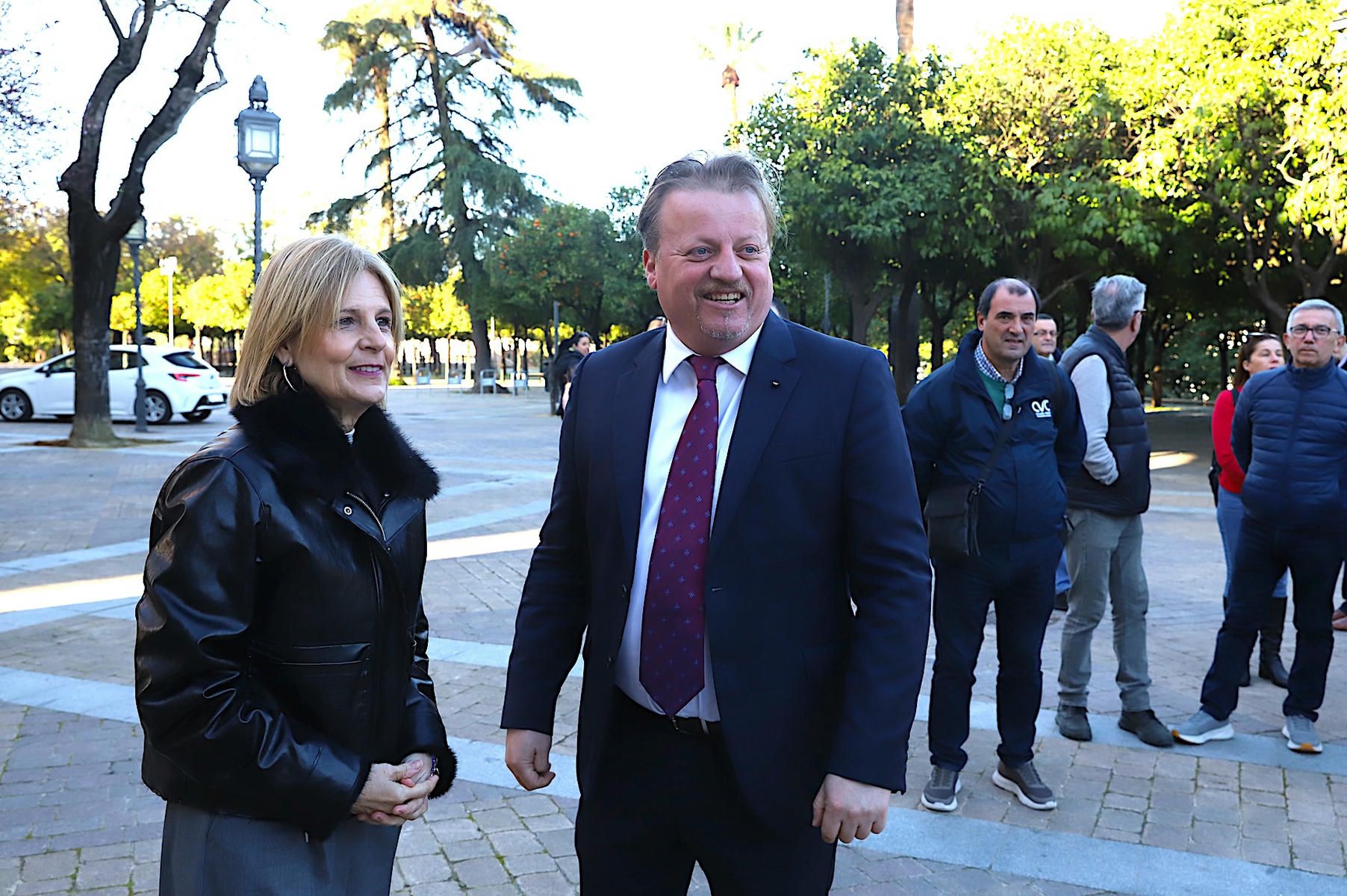 La alcaldesa de Jerez y el alcalde de Victoria, en el Alcázar.