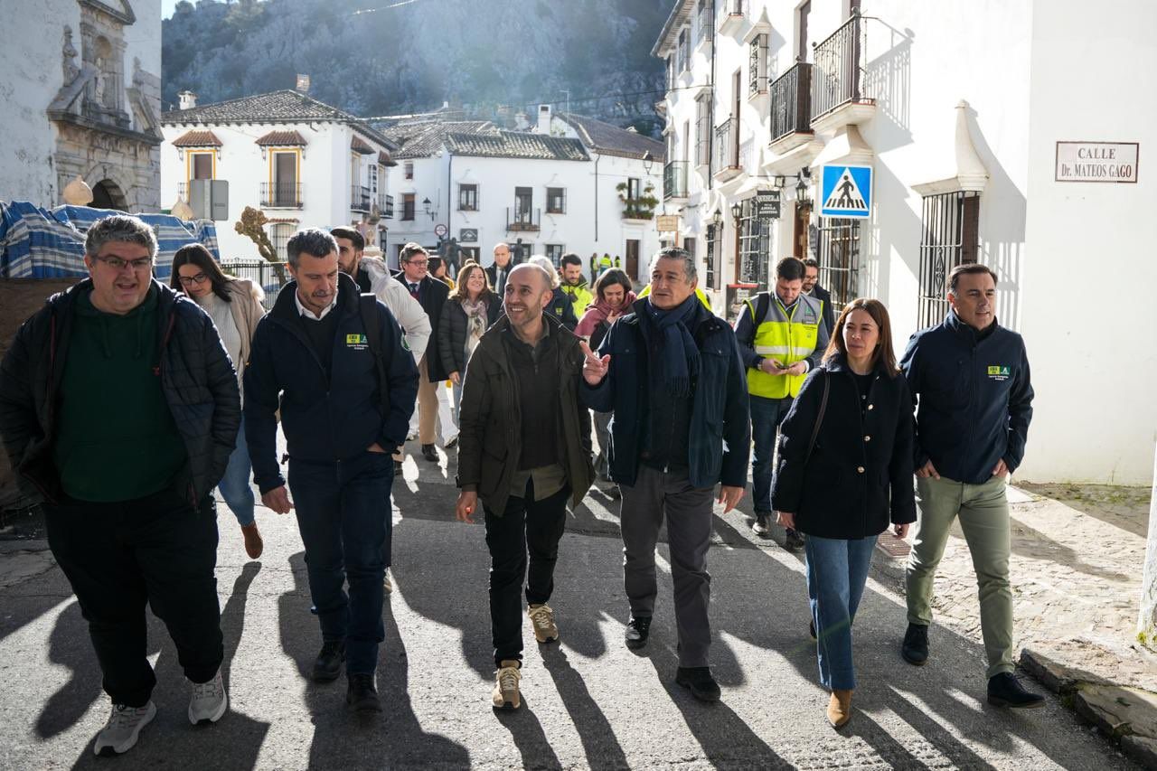 Antonio Sanz en Grazalema junto al alcalde. Antonio Sanz en Grazalema junto al alcalde.