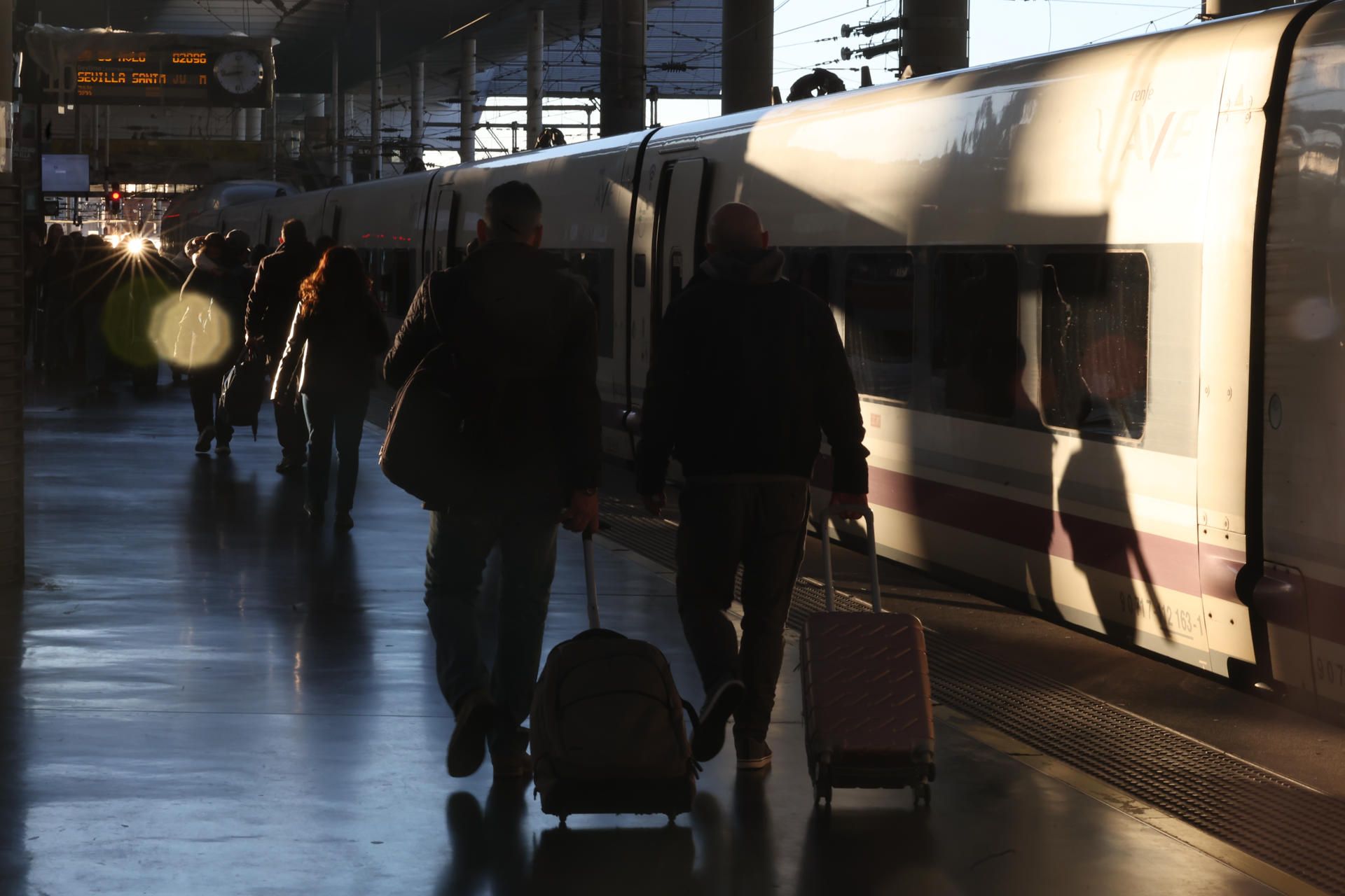Varios pasajeros acceden a tren AVE en la estación de Atocha en Madrid a primera hora de la mañana del martes.