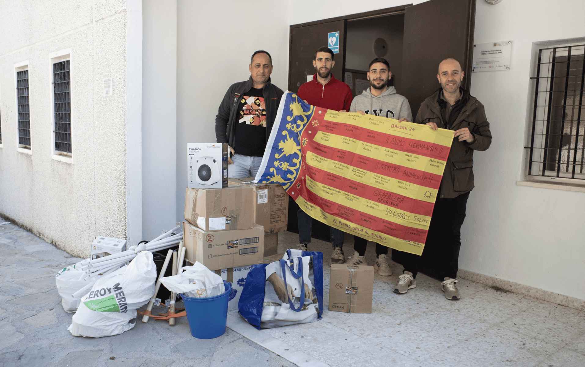 Bandera y ayuda que ha llegado a Grazalema desde tierras valencianas.