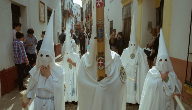 Nazarenos de la hermandad en la presidencia del cirio pascual. 