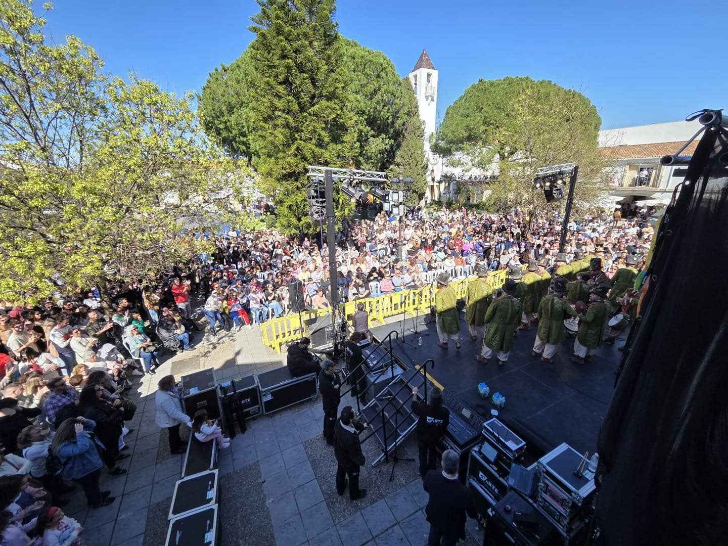Impresionante ambiente en Guadalcacín con la actuación de la comparsa de Martínez Ares.