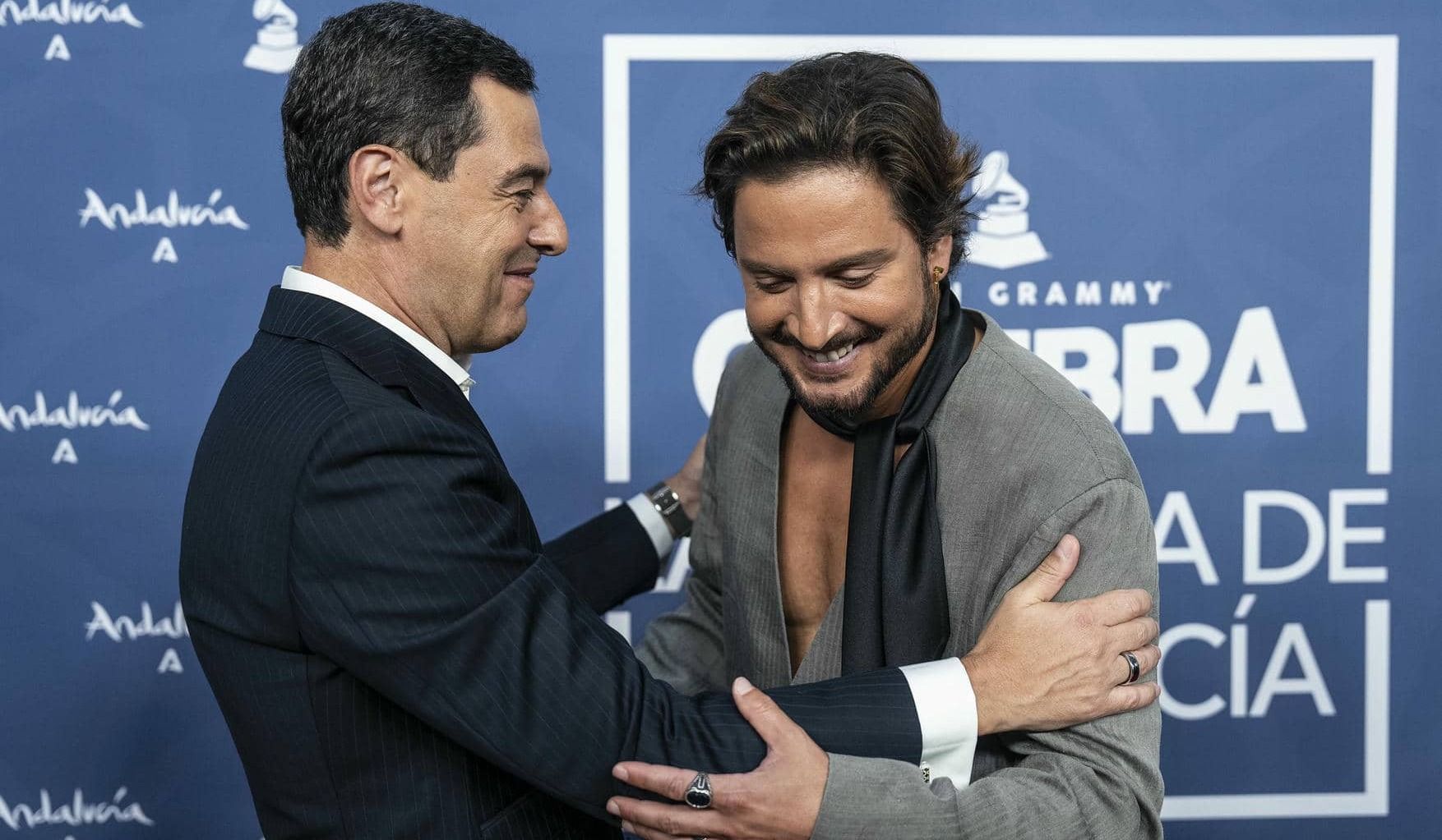 Juanma Moreno y Manuel Carrasco, en la gala de los Latin Grammy el pasado otoño en Sevilla.