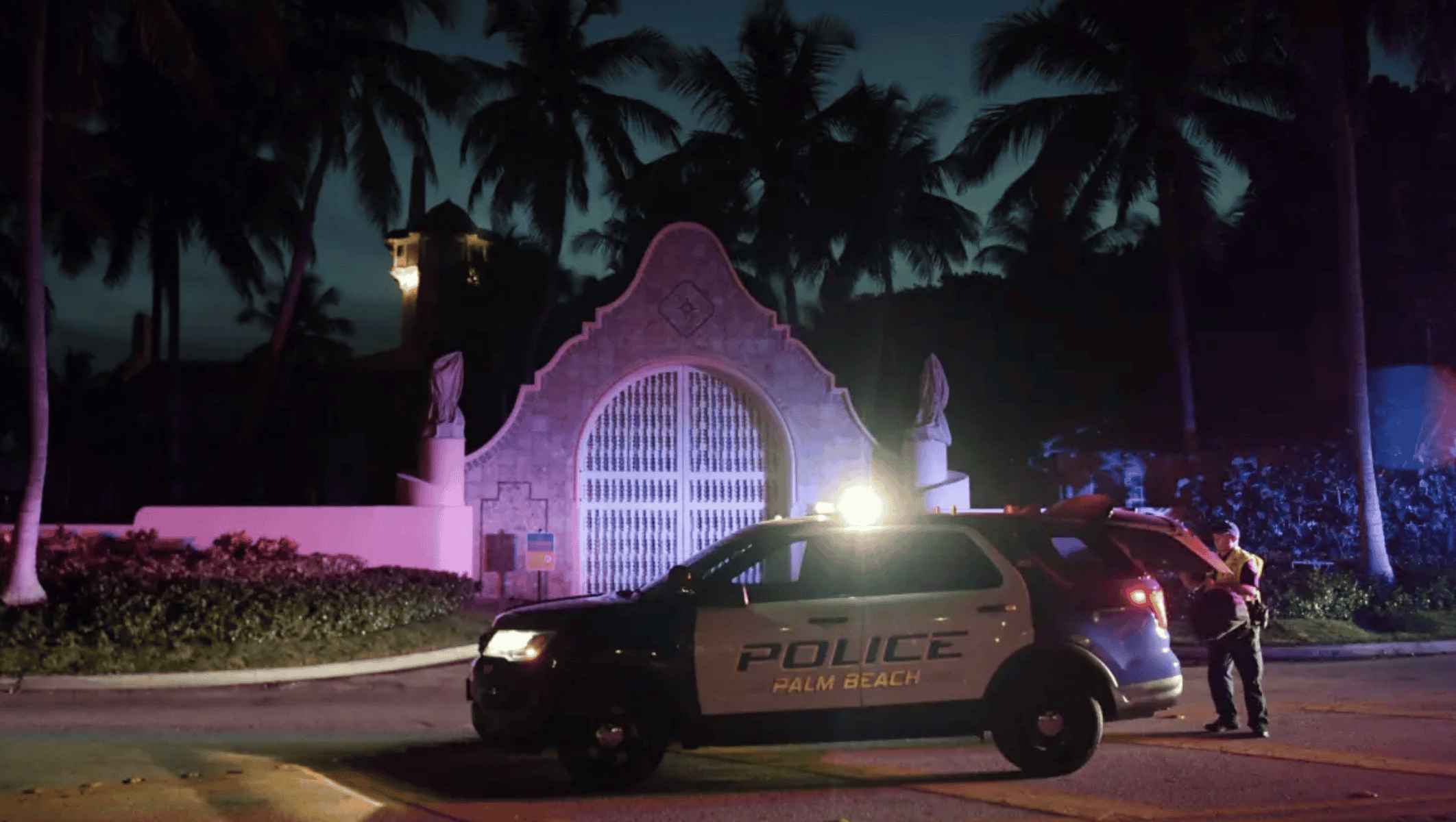 La Policía, en las inmediaciones de la mansión de Donald Trump.