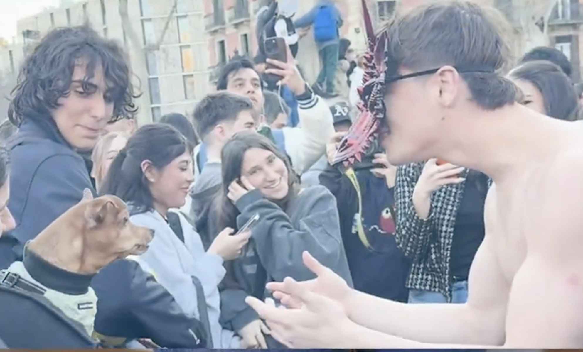 Un 'therian' ladrando a un perro.