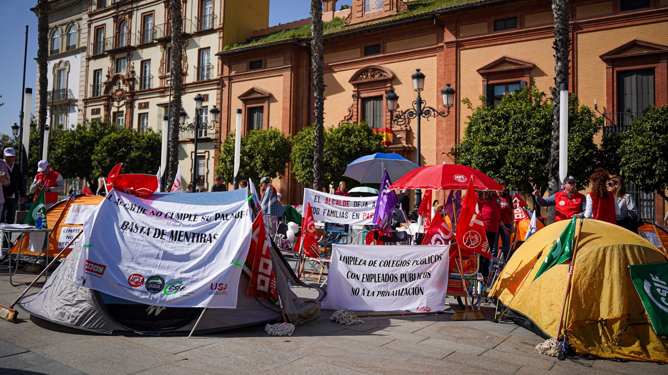 Acampada por las protestas de los trabajadores del Ayuntamiento de Sevilla.