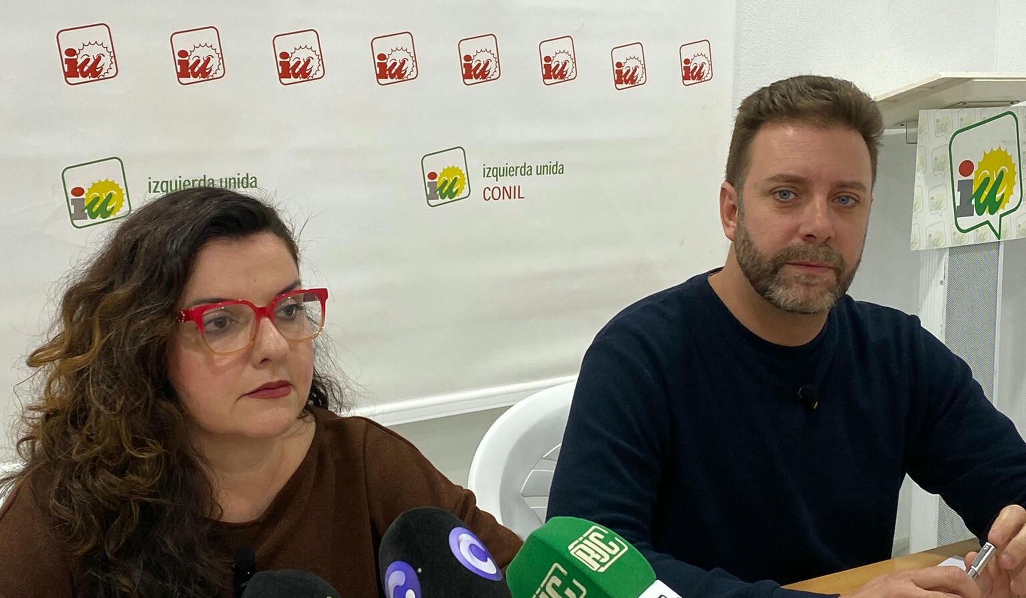La rueda de prensa de IU en Conil.