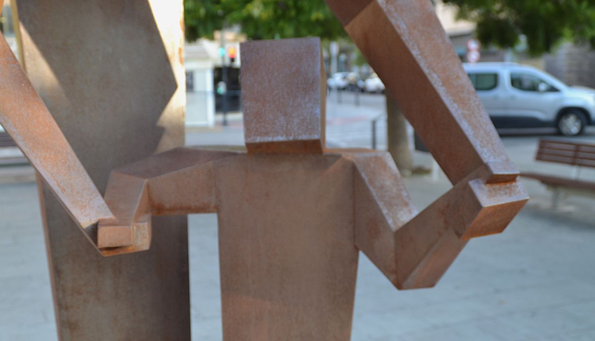 'Primeros pasos', detalle figura infantil y sus brazos apoyados.