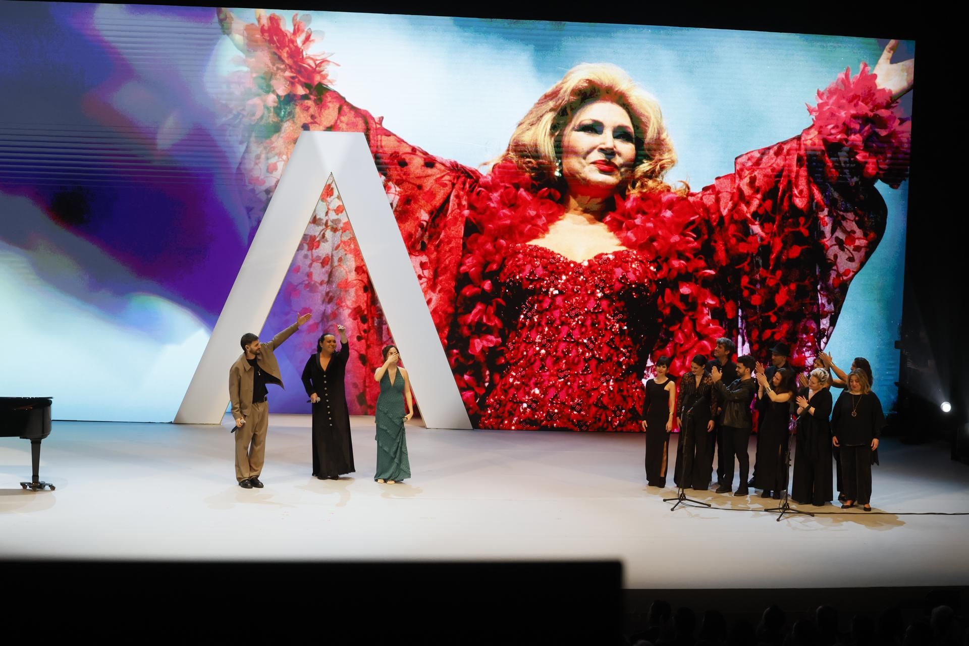 Falete, Raúle y María Parrado tras cantar "Como yo te amo" de Rocío Jurado en el acto de entrega de las distinciones de hijos predilectos y medallas de Andalucía que tiene lugar hoy sábado en el Teatro de la Maestranza de Sevilla Falete, Raúle y María Parrado tras cantar "Como yo te amo" de Rocío Jurado en el acto de entrega de las distinciones de hijos predilectos y medallas de Andalucía que tiene lugar hoy sábado en el Teatro de la Maestranza de Sevilla