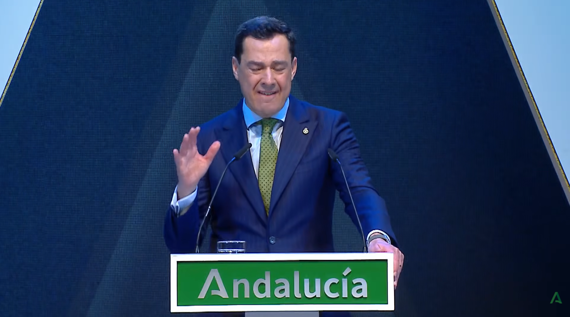 Juanma Moreno emocionado en su discurso.
