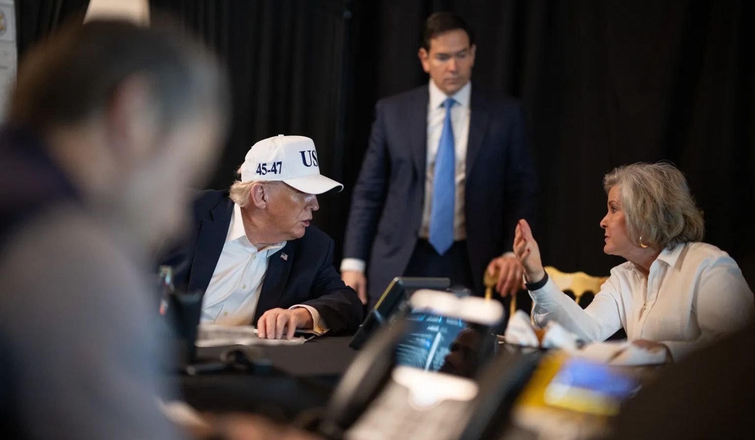 Donald Trump, con gorra, al comienzo de la operación contra Irán.