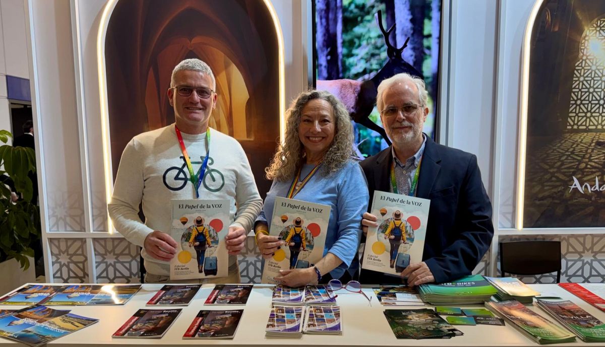 Carlos Ortiz dtor. Cial. ATS Bike junto a Elisa Simón y Daniel Artos de Viajes Creative